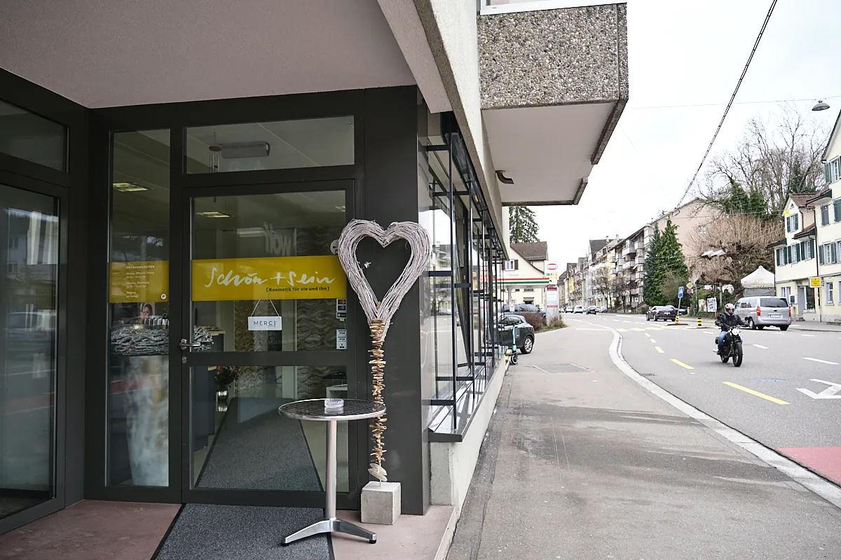 Eingang von schön+sein an der Langgasse mit Herz-Dekoration vor der Tür