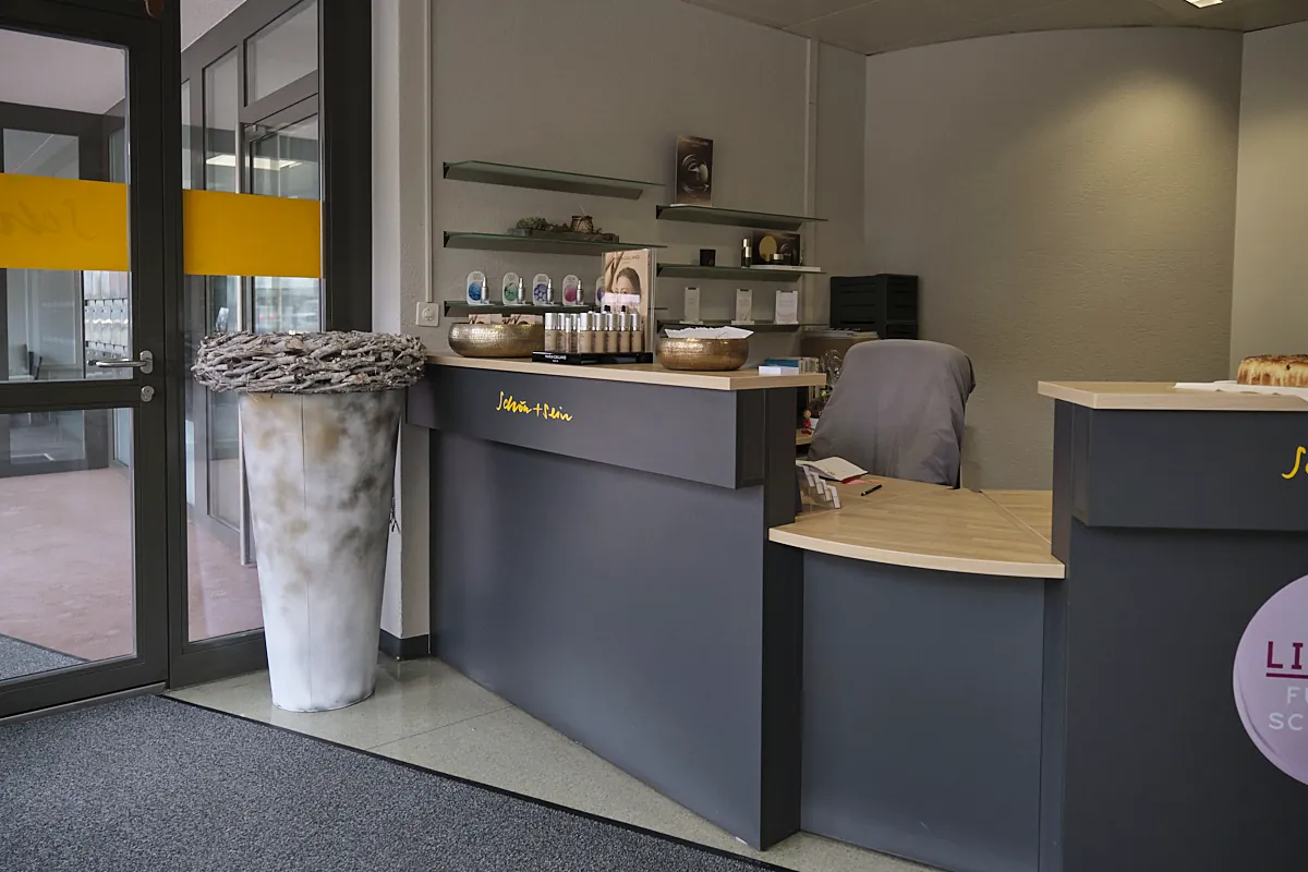 Empfang mit Theke und Produktregalen
