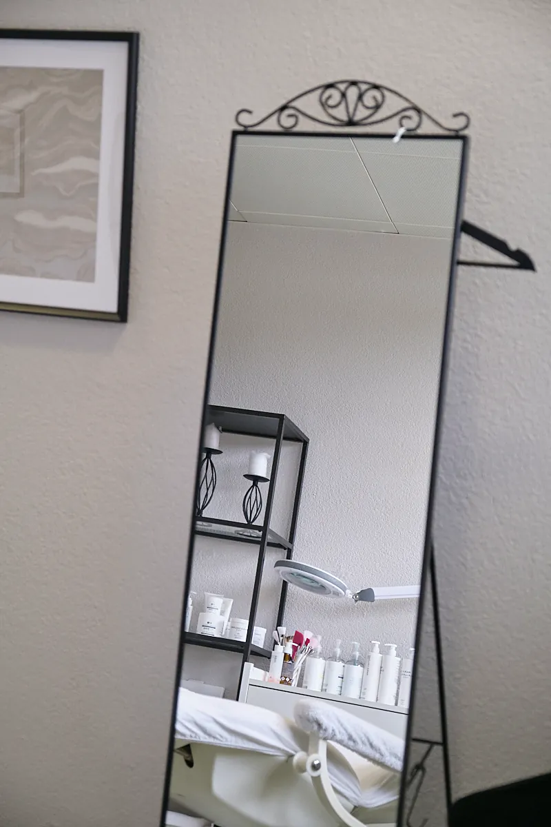 Standspiegel mit verschnörkeltem Rahmen im Behandlungszimmer
